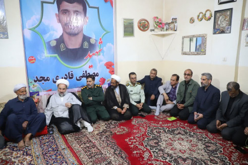 تجلیل آیت‌الله محامی از خانواده شهید مصطفی قادری